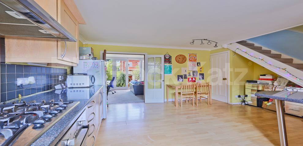 			LET , 3 Bedroom, 1 bath, 1 reception End Terraced House			 Radcliffe Path, Clapham 